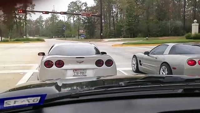 Deux Corvettes font la course et se rentrent dedans... Dommage