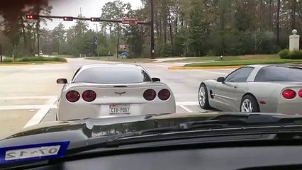 Deux Corvettes font la course et se rentrent dedans... Dommage