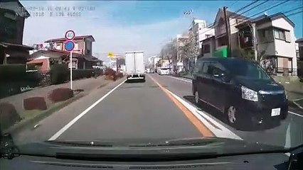 Ce motard de la police double n'importe comment et se fait renverser par un camion...