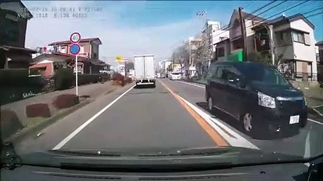 Ce motard de la police double n'importe comment et se fait renverser par un camion...