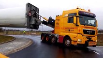 Transport d'une éolienne sur la route : la camion est impressionnant