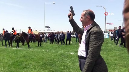 Kars'ta at yarışları yapıldı...Sahibini düşüren at birinci geldi