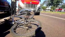 Ciclista fica ferido após colidir com ônibus na Avenida Brasil