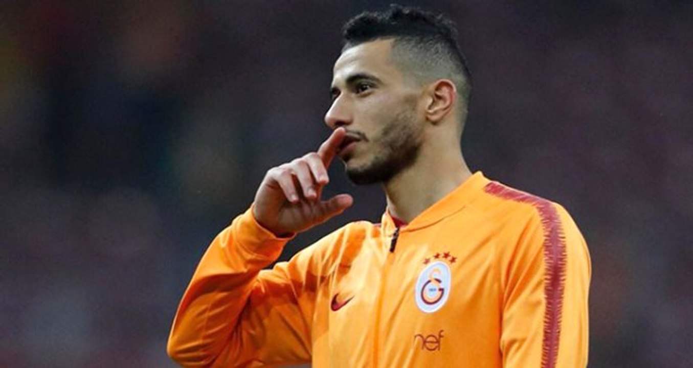 Younes Belhanda, Sahneye "Fener Ağlama" Şarkısıyla Çıktı!