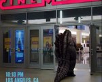 A cosplay Godzilla goes to the cinema to see Godzilla 2 King Of The Monsters !