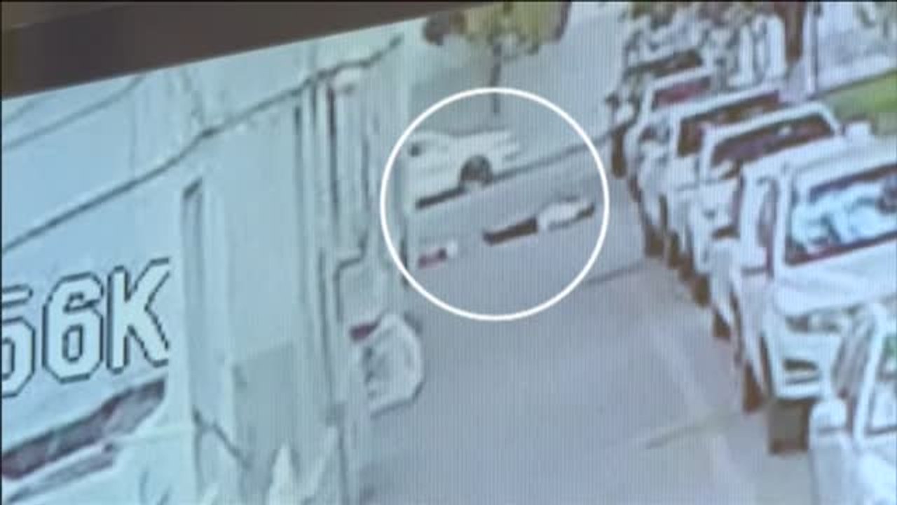 Un hombre coge al vuelo a un niño precipitado desde un quinto piso en China