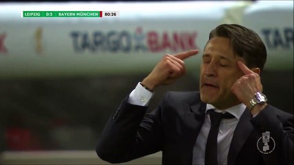 Niko Kovac comically pokes himself in the eye!