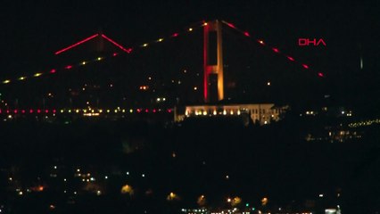 İki köprü sarı kırmızıya büründü