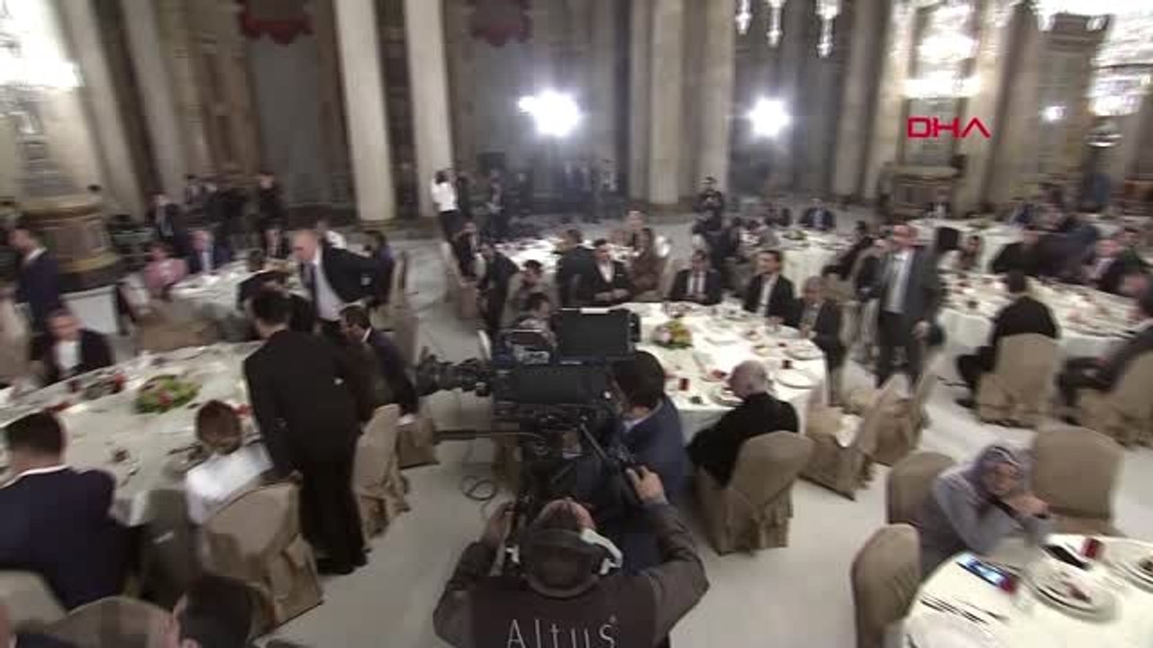 CUMHURBAŞKANI ERDOĞAN, SANATÇI VE SPORCULARLA İFTAR PROGRAMINDA BULUŞTU