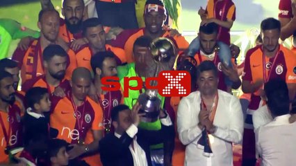 Hasan Şaş kutlamalarda kupayı düşürdü