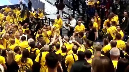 La Coupe de France se promène en tribunes dans les mains des supporters