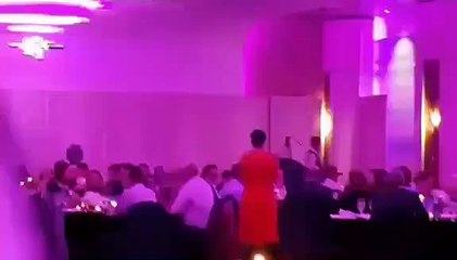 Shpend Ahmeti duke kenduar ne nje dasem