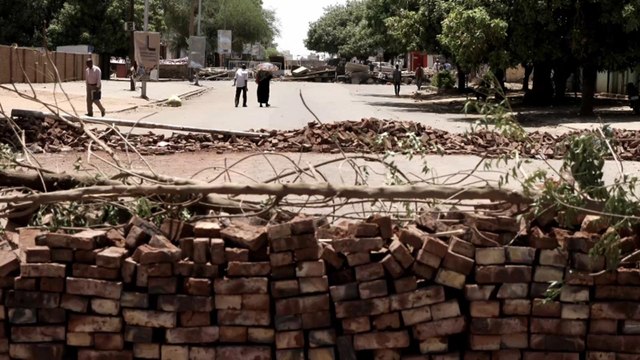 أزمة العسكر والحراك.. إلى أين يتجه المشهد السياسي بالسودان؟