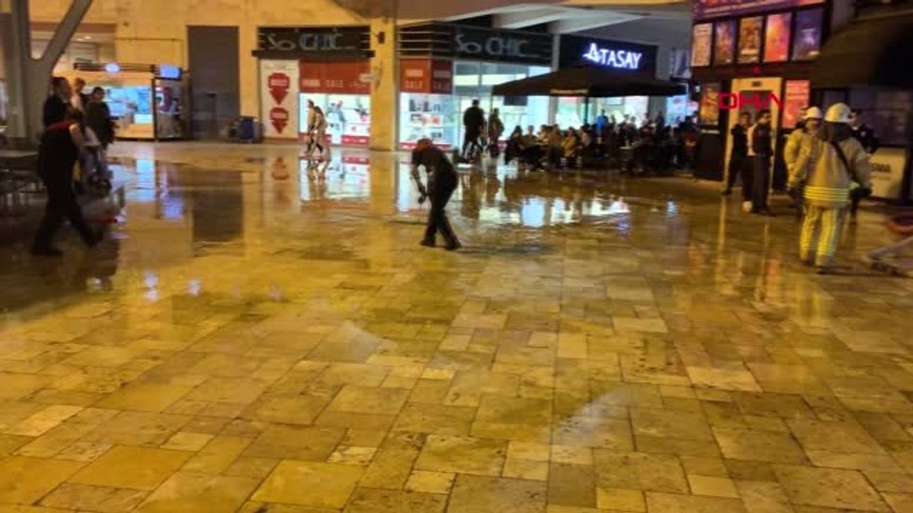 PENDİK'TE ALIŞVERİŞ MERKEZİNDE YANGIN