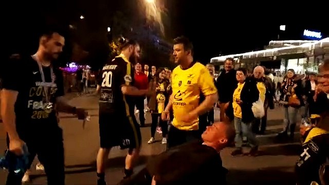 Les joueurs saluent les supporters à la sortie de Bercy.