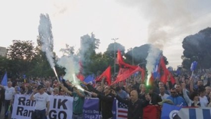 Miles de personas piden en Tirana la dimisión del primer ministro Rama