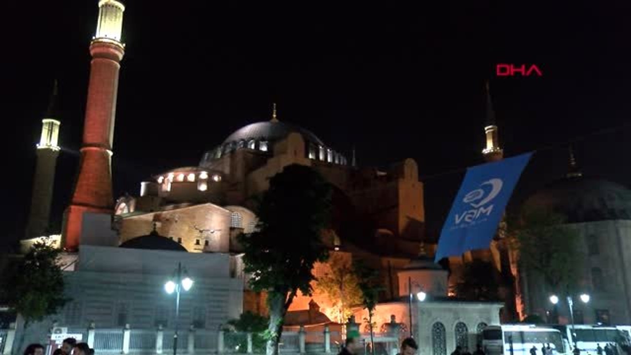 ANADOLU GENÇLİK DERNEĞİ'NDEN AYASOFYA MÜZESİ ÖNÜNDE NAMAZ