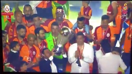 Hasan Şaş şampiyonluk kupasını düşürüyordu