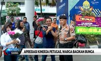 Apresiasi Kinerja Petugas TNI dan Polri, Warga Bagikan Bunga