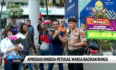 Apresiasi Kinerja Petugas TNI dan Polri, Warga Bagikan Bunga