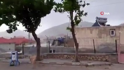 Tufanbeyli çatıları uçuran fırtınanın yaralarını sarıyor...Fırtınanın yaşandığı anlar kamerada