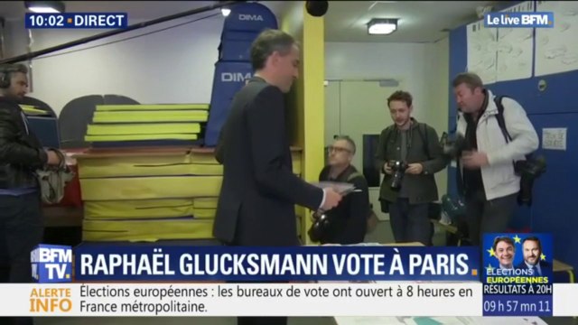 Européennes: Raphaël Glucksmann a voté dans le 10e arrondissement de Paris