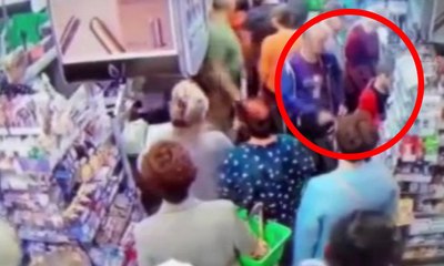 Markette çocuğun boynunu kırmaya çalıştı