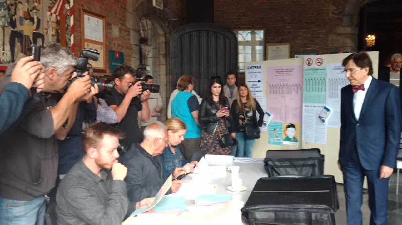 Elio Di Rupo vote à Mons. Vidéo Ghislain