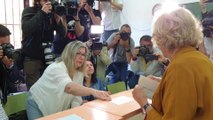 Manuela Carmena vota en el IES Conde Orgaz