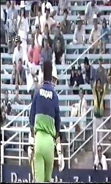 WAQAR YOUNIS BOWLING VS NEWZEALAND | REQUIRED 3 FROM 6 BALLS | WAQAR YOUNIS THE BOWLER