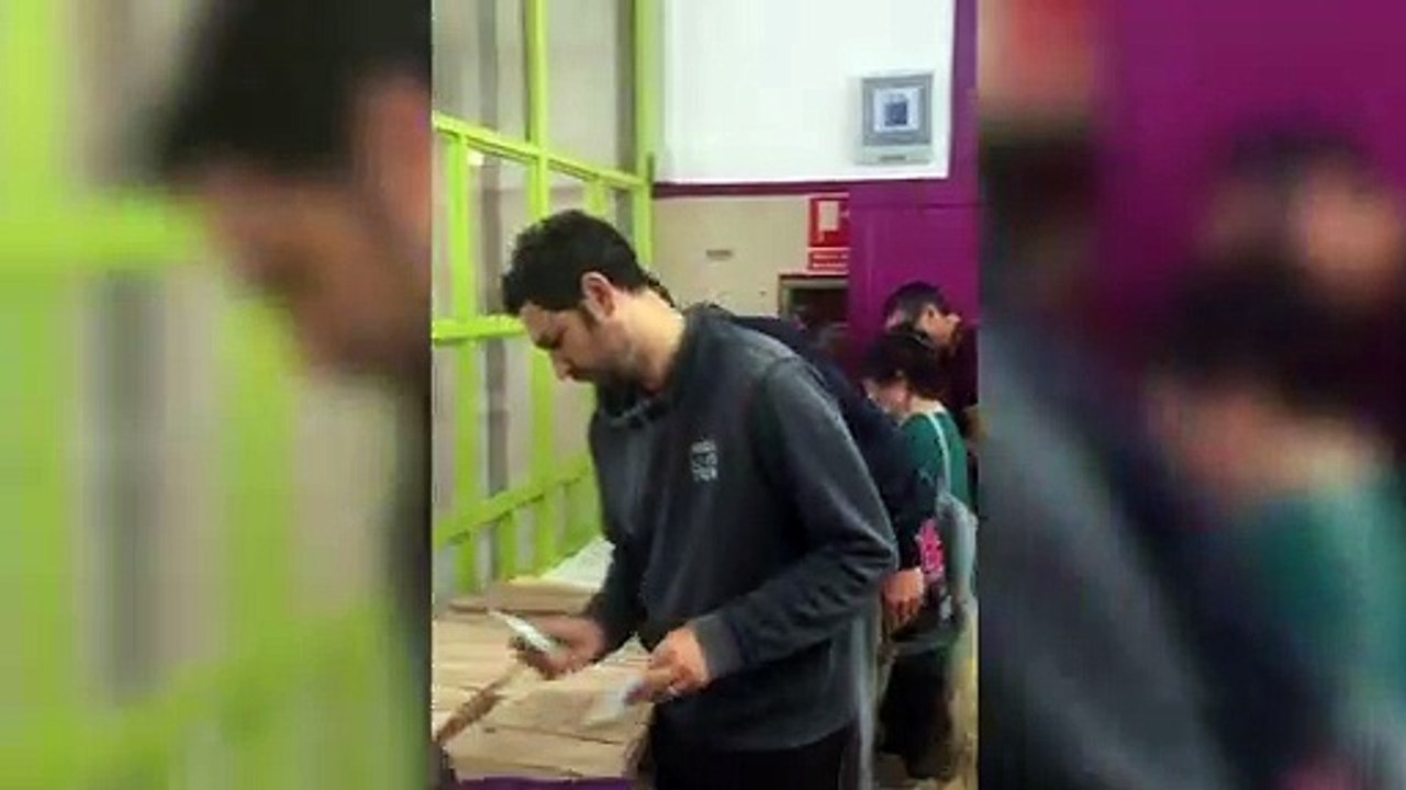 Iñigo Errrejón enseña su papeleta