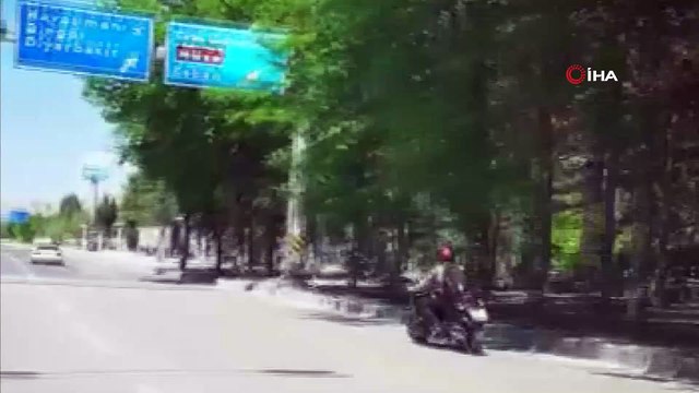 Motosikletle kimseye aldırmadan zikzak çizerek seyretti