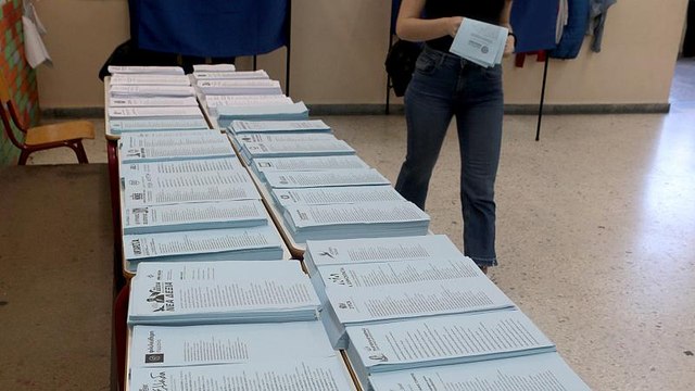 Σε εξέλιξη οι εκλογές - Χωρίς προβλήματα η διαδικασία