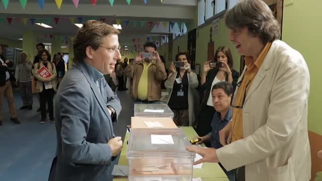 Martínez-Almeida acude a primera hora a votar en unas elecciones extraordinariamente importantes