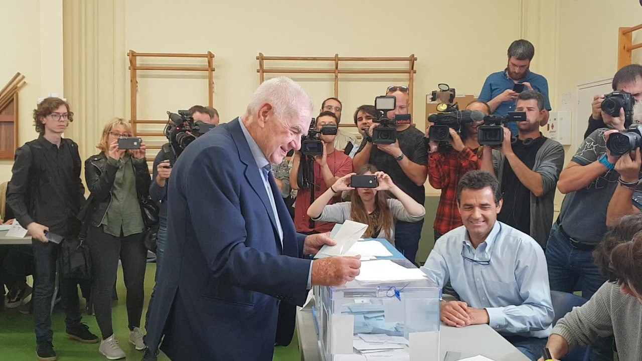 Maragall vota acompañado de su familia