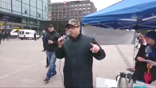 Finlandiya'da aşırı sağcı lider Kur'an-ı Kerim'i yırtıp yere attı