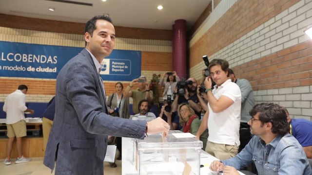Aguado vota en Alcobendas