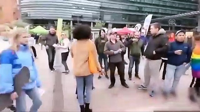 Aşırı sağcı liderden alçakça hareket! Kur'an-ı Kerim'i yırtıp yere attı