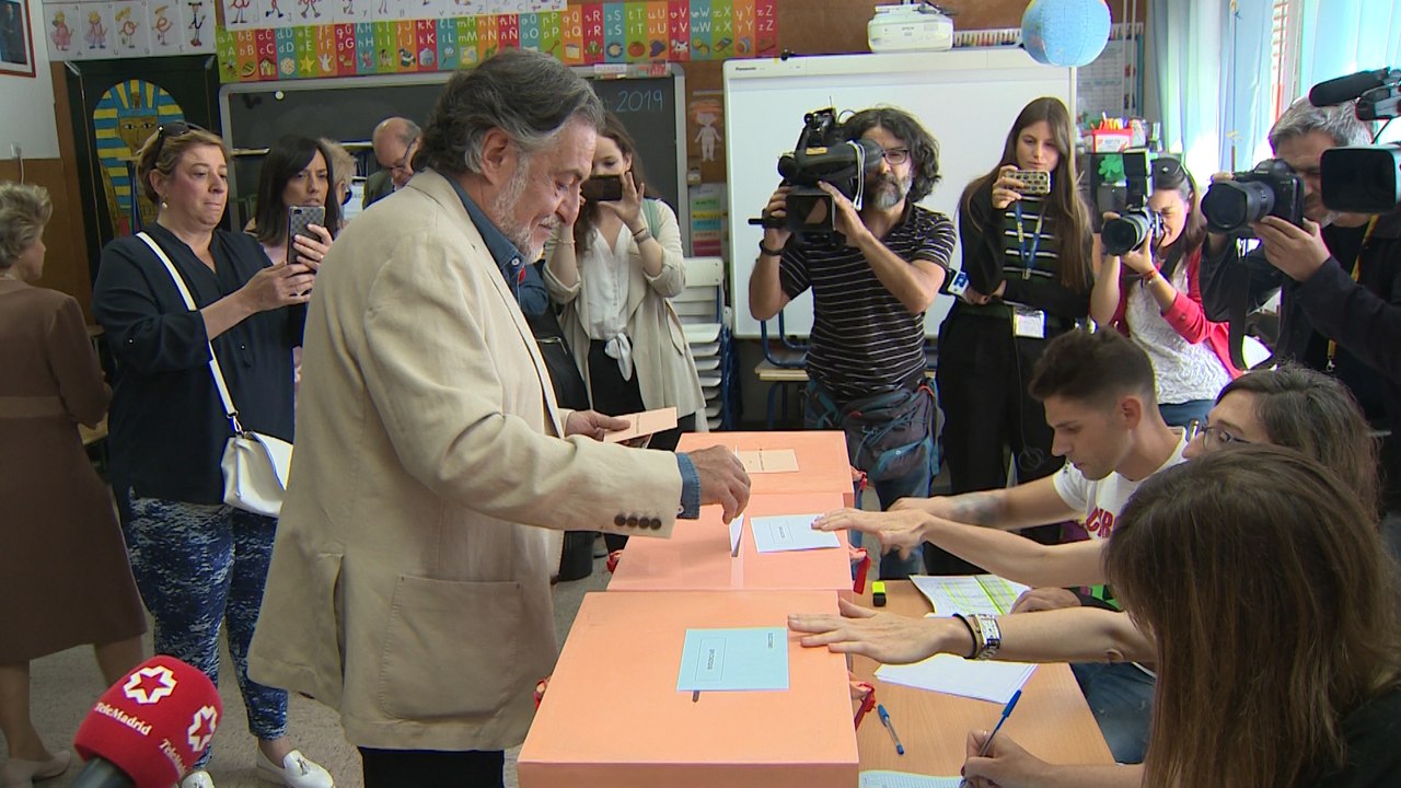 Pepu Hernández vota en el Colegio Padre Coloma