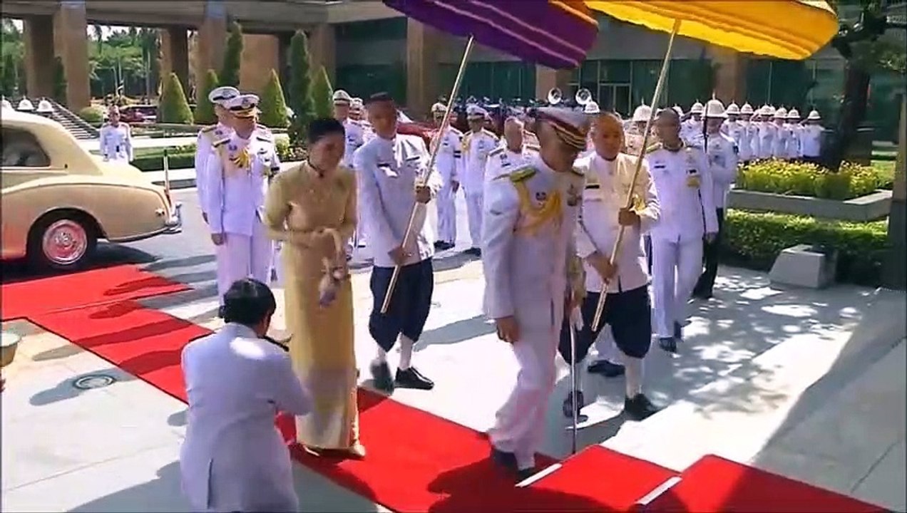 ในหลวง สมเด็จพระนางเจ้าฯ พระบรมราชินี เสด็จฯทรงเปิดประชุมรัฐสภา (คลิป)