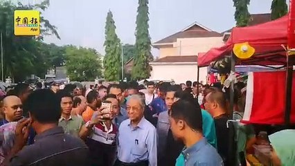 不让 Bossku专美 马哈迪驾车去逛市集