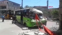 Kocaeli Freni boşalan halk otobüsü binaya çarptı