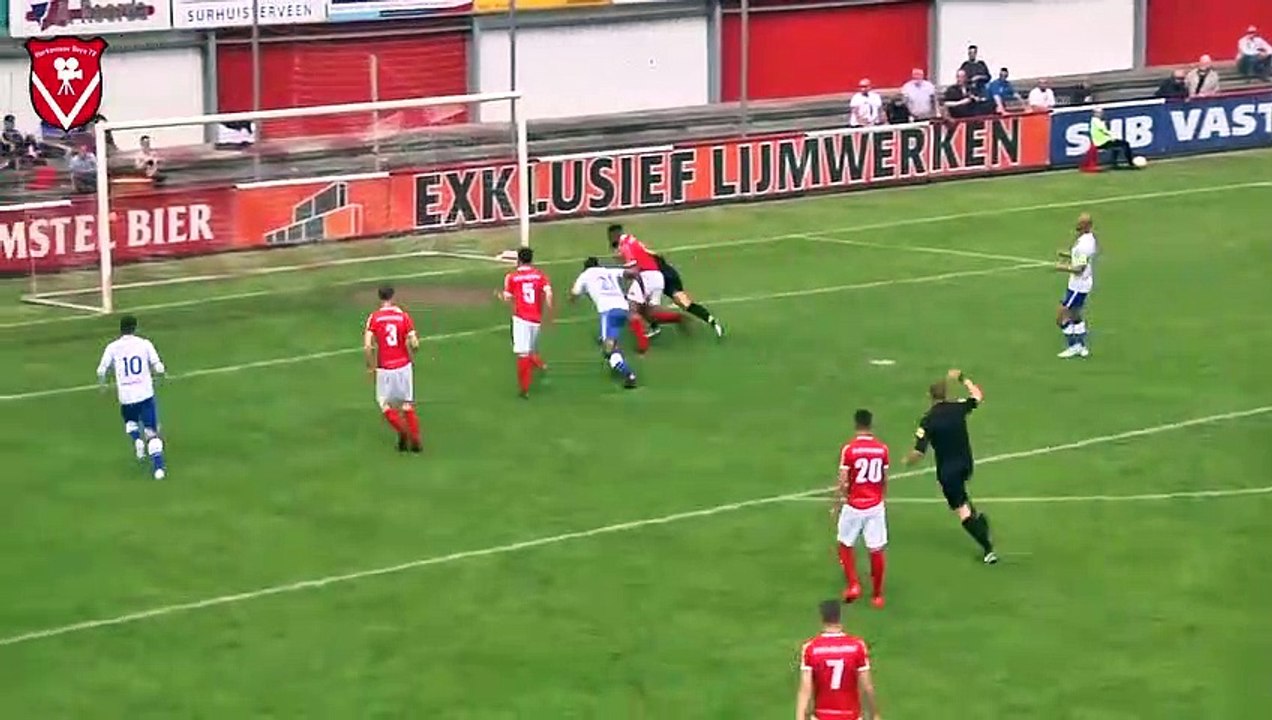 Foot : quand un arbitre marque un but ... et le valide !