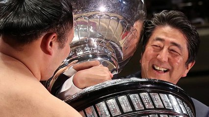 Japonya Başbakanı Abe'nin sumo kupası ile imtihanı