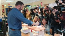 Santiago Abascal vota en el colegio Pinar del Rey