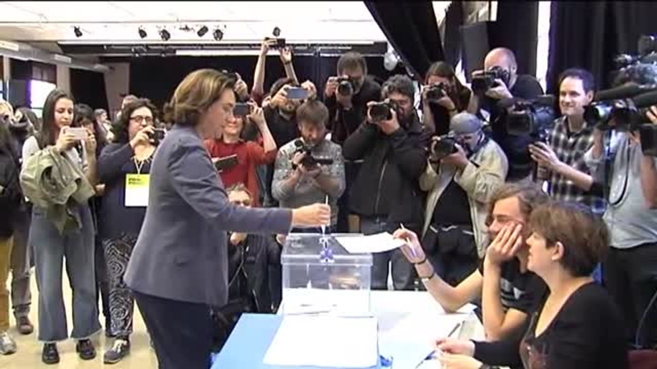 Colau lidera las encuestas, pero ERC le pisa lo...