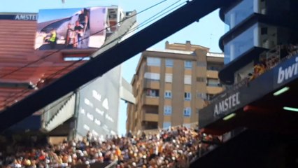 Mestalla celebra la llegada del avión a Manises