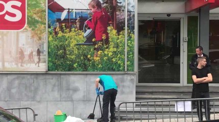 Bruxelles: des "gilets jaunes" s'attaquent à la façade du PS