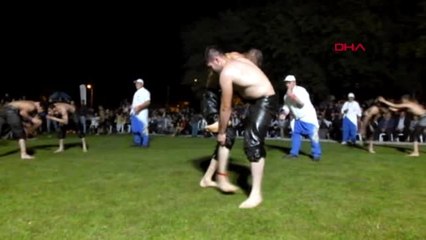 BALIKESİR BURHANİYE'DE PEHLİVANLAR GECE GÜREŞTİ