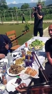 Ramush Haradinaj duke kenduar